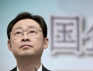 熊維平：這個(gè)企業(yè)要是我自己的，我早就不干了，何必這么受苦。這么大壓力，我沒(méi)得抑郁癥。我也不能得抑郁癥。